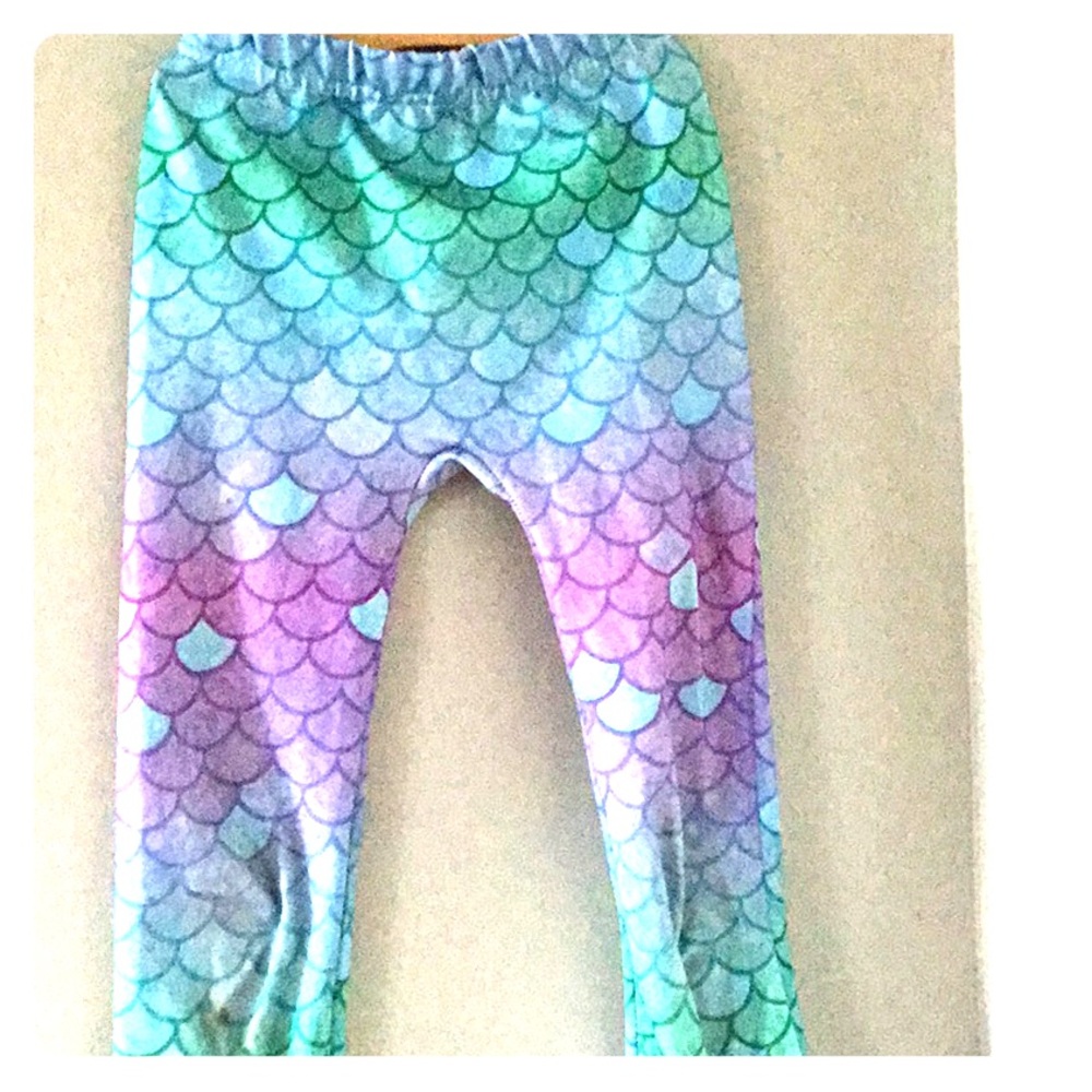 Mermaid print leggings.